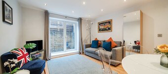 2BR House, Walk to Windsor Castle + Parking for 1