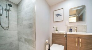 Shower, hair dryer, towels - Chic Studio Steps from Windsor Castle (Windsor)