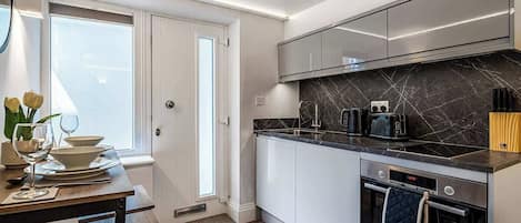 Een koelkast, kookgerei, borden en bestek