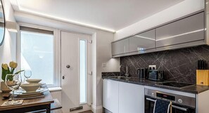 Fridge, cookware/dishes/utensils - Chic Studio Steps from Windsor Castle (Windsor)