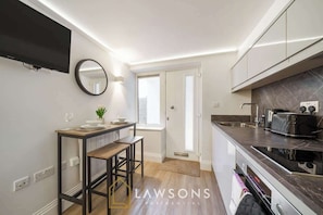 Fridge, cookware/dishes/utensils