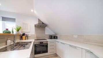 Fridge, cookware/dishes/utensils