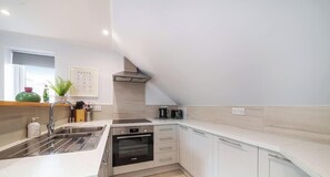 Frigorífico y utensilios de cocina