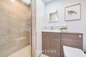 Een douche, een haardroger, handdoeken