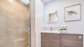 Dusche, Haartrockner, Handtücher, Shampoo