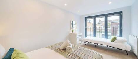 1 chambre, fer et planche à repasser, lit de bébé portatif, Wi-Fi