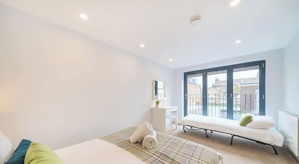 1 dormitorio, tabla de planchar con plancha, wifi y ropa de cama