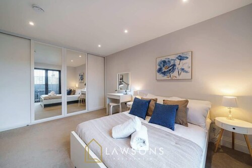 Central Windsor Gem | 1BR Penthouse + Balcony