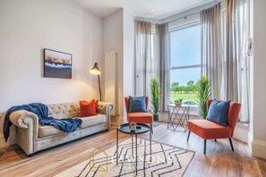TV - 3-Bed, 3-Bath Apartment with Southsea Common Views (Portsmouth)