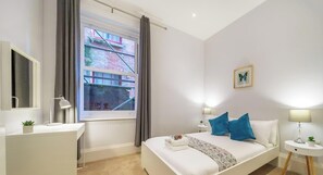3 bedrooms, iron/ironing board, WiFi, bed sheets - 3-Bed, 3-Bath Apartment with Southsea Common Views (Portsmouth)