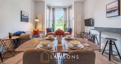 3-Bed, 3-Bath Apartment with Southsea Common Views