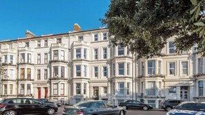 A row of white, multi-story residential buildings with bay windows and balconies. - 3-Bed, 3-Bath Apartment with Southsea Common Views (Portsmouth)