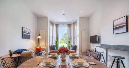 3-Bed, 3-Bath Apartment with Southsea Common Views