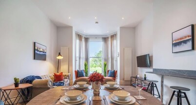 3-Bed, 3-Bath Apartment with Southsea Common Views