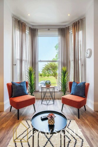 3-Bed, 3-Bath Apartment with Southsea Common Views