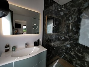 Shower, hair dryer, bidet, towels - Au Cœur des Vignes non Loin de la Mer. Loue Villa Standing, Repos Assuré (Roquebrune-sur-Argens)
