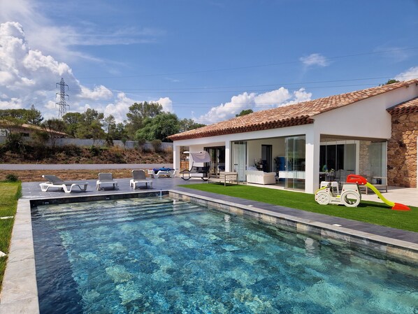 Een binnenzwembad en een buitenzwembad