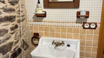 Een douche, een haardroger, een bidet, handdoeken