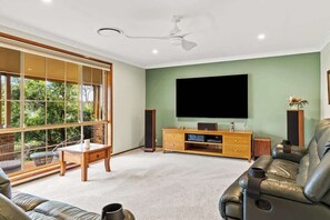 Smart TV, chimenea y oficina 