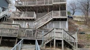 Un immeuble à plusieurs étages doté d’un escalier central et de balcons.