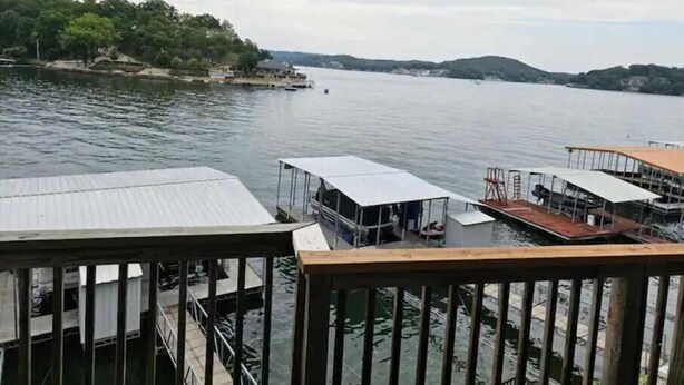Une vue sur le front de mer, avec des bateaux amarrés et une terrasse en bois.