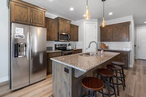 Fridge, microwave, oven, stovetop - Cool Desert Escape - Private Hot Tub - Zion Retreat - Sleeps 17 (Washington)