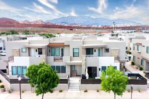 Exterior - Cool Desert Escape - Private Hot Tub - Zion Retreat - Sleeps 17 (Washington)