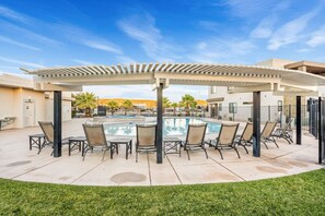 A heated pool - Cool Desert Escape - Private Hot Tub - Zion Retreat - Sleeps 17 (Washington)