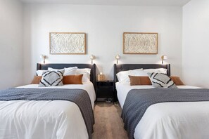 5 slaapkamers, een bureau, een strijkplank/strijkijzer, reisbedje