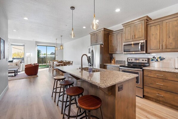 Fridge, microwave, oven, stovetop - Cool Desert Escape - Private Hot Tub - Zion Retreat - Sleeps 17 (Washington)