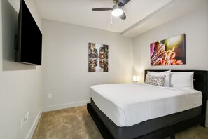 1 habitación, tabla de planchar con plancha y ropa de cama 