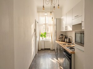 大型冷蔵庫、電子レンジ、オーブン、コンロ