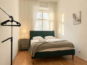 Basic Room | Free WiFi, bed sheets - Big 3BR shared Apt. Perfect location (Vienna)