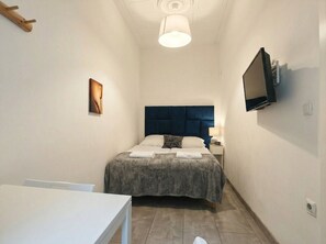 Basic Room | Free WiFi, bed sheets - Big 3BR shared Apt. Perfect location (Vienna)