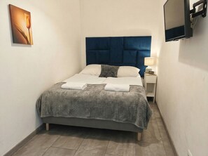 Basic Room | Free WiFi, bed sheets - Big 3BR shared Apt. Perfect location (Vienna)