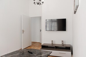 Basic Room - Big 3BR shared Apt. Perfect location (Vienna)