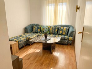 Basic Room | Free WiFi, bed sheets - Big 3BR shared Apt. Perfect location (Vienna)