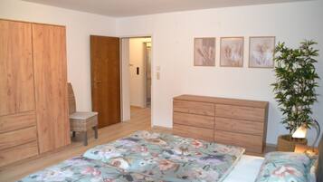 2 Schlafzimmer, Zimmersafe, Bügeleisen/Bügelbrett, Reisekinderbett