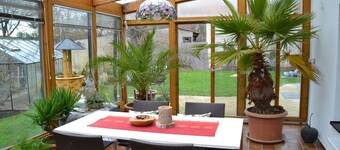 Charmante Ferienwohnung mit Zwei Schlafzimmern und Wintergarten