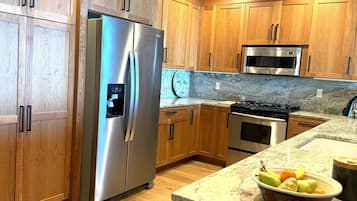Refrigerador, microondas, horno y parrilla de estufa