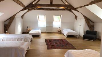 5 slaapkamers, een bureau, een strijkplank/strijkijzer, gratis wifi