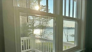 Janela com vista para um lago e um cais.