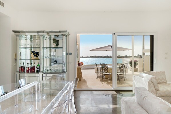 Outdoor dining - Jacuzzi and direct access to the sea, Avola - DiCasaInSIcilia (Avola)