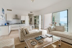 TV - Jacuzzi and direct access to the sea, Avola - DiCasaInSIcilia (Avola)