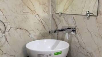 Deluxe Single Room | Bathroom