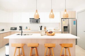 ثلاجة، ميكروويف، فرن، موقد طهي مسطح