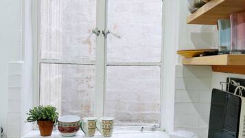 Classic Studio | Dapur peribadi | Peti sejuk, dapur, cerek elektrik