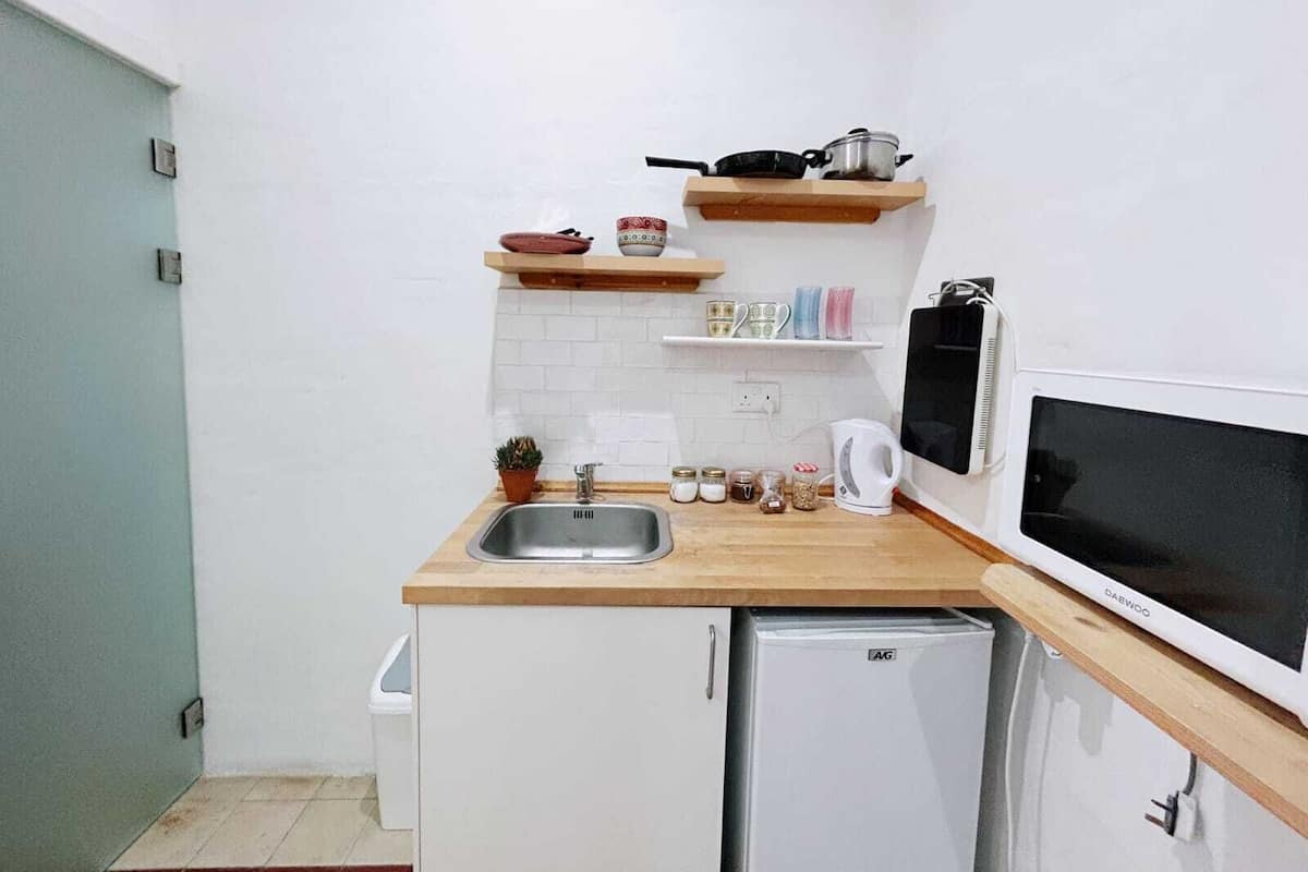 Fridge, stovetop, electric kettle, cookware/dishes/utensils