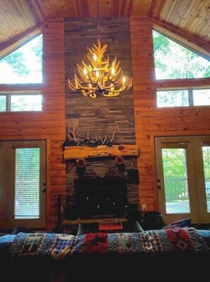 2 soverom, strykejern/-brett, reiseseng for barn og sengetøy