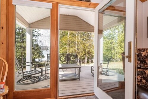 Walloon Lake Waterfront! Private Beach! Pets! Fireplace! Fall Colors!